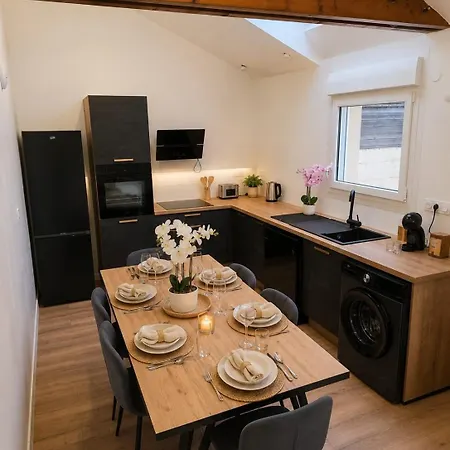 Affittacamere Maison Entière - 8 Personnes - Jardin - Parking Privé -proche Laval 3*