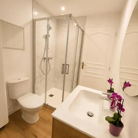 Gæstehus Maison Entiere - 8 Personnes - Jardin - Parking Prive -proche Laval 3*